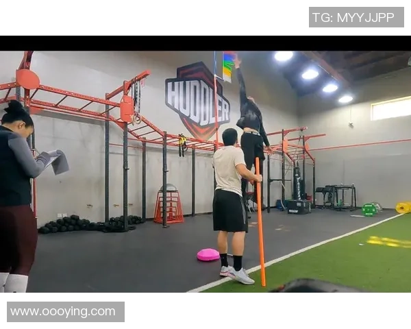 退役足球球星重拾童年乐趣跳绳挑战 身体素质依旧不输年轻人